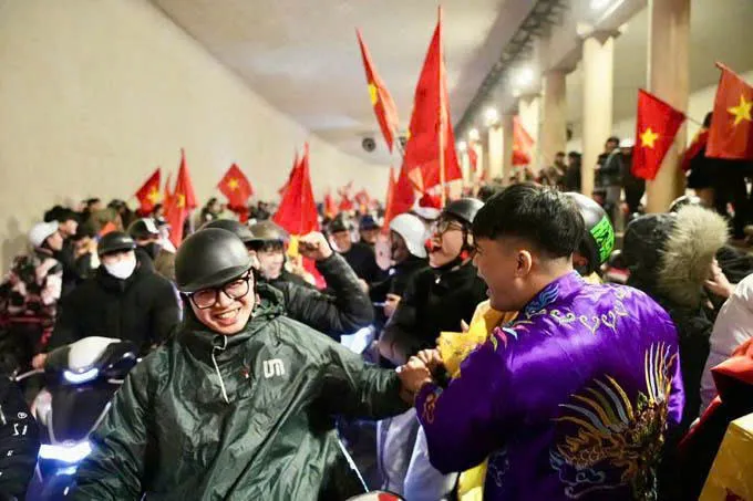 NHM đổ ra đường đêm khuya ăn mừng chiến tích của các tuyển thủ U23