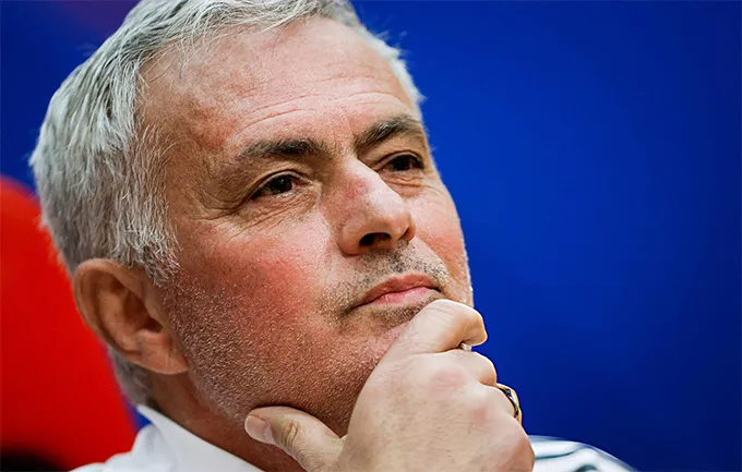 Mourinho bình tĩnh chỉ đạo trong trận cầu định mệnh