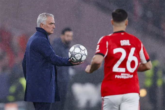 Mourinho nhiệt tình chỉ đạo từ đường biên dọc