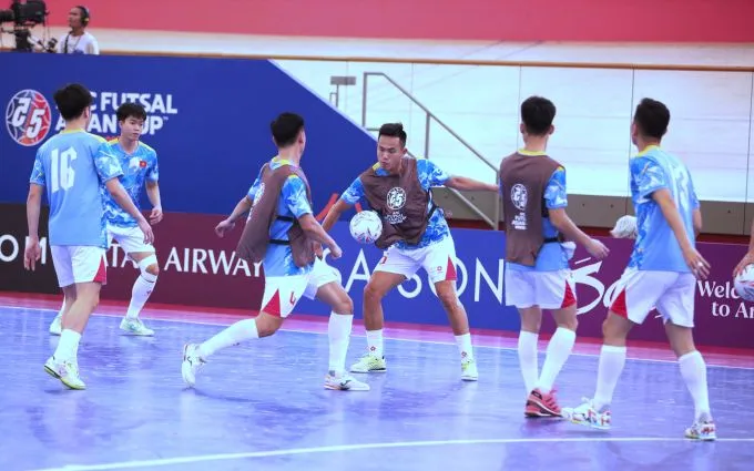 Các cầu thủ thoải mái trước trận gặp Thái Lan - Ảnh: Phan Hồng