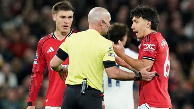 Thua sốc Leeds, MU tạm gác giấc mơ Champions League
