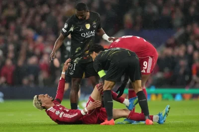 Sốc: Hugo Ekitike gặp chấn thương nghiêm trọng, Liverpool mất 'vũ khí' tối thượng trước PSG 1