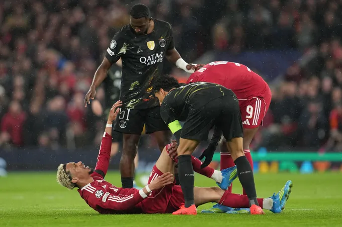Sốc: Hugo Ekitike gặp chấn thương nghiêm trọng, Liverpool mất ‘vũ khí’ tối thượng trước PSG
